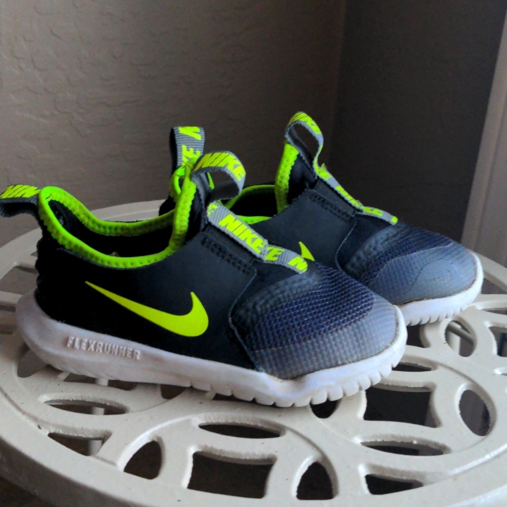 Nike size 8C. Navy blue, yellow